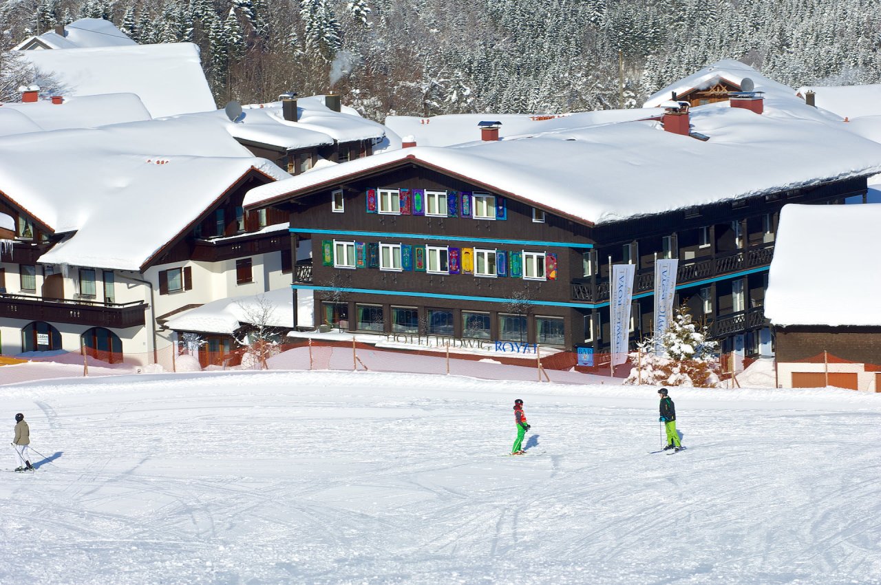 Winterwandern oder Skifahren.