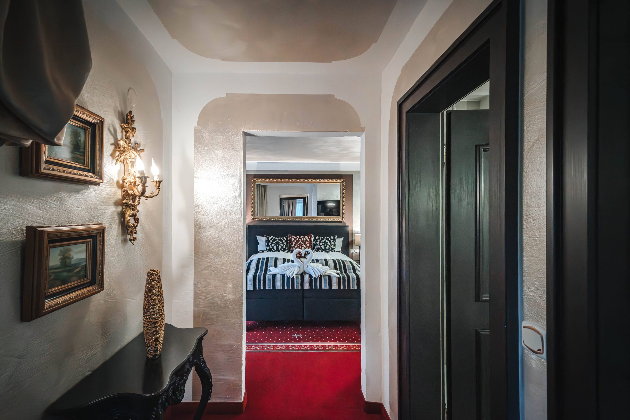 Einblick in ein elegantes Hotelzimmer im Hotel Romantica, ausgestattet mit luxuriösem Bett und geschmackvoller Dekoration, ideal für Familienurlaub.
