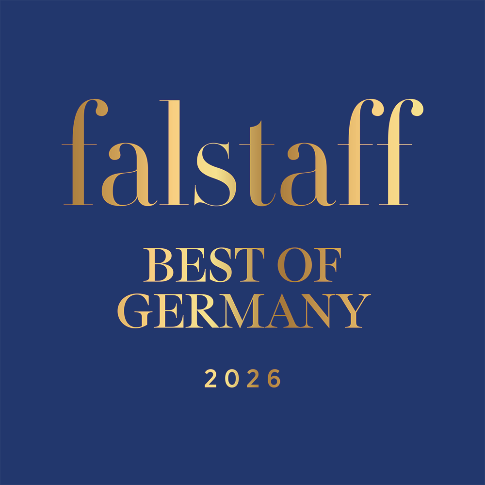 Logo der Falstaff-Auszeichnung "Best of Germany" 2026, hervorgehoben auf blauem Hintergrund, symbolisiert Spitzenleistungen in der Gastronomie.